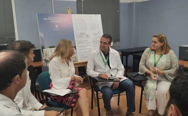 Mayor Ángeles Muñoz chats with the director of Las Albarizas health centre, Antonio Ayala /D. Lerma