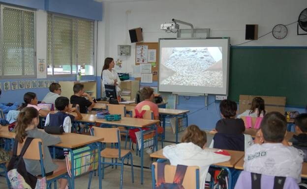 A recycling workshop at a school in Marbella /SUR