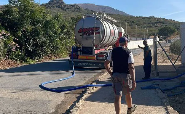 Tankers have been bringing water in to Periana for around five weeks /e. cabezas