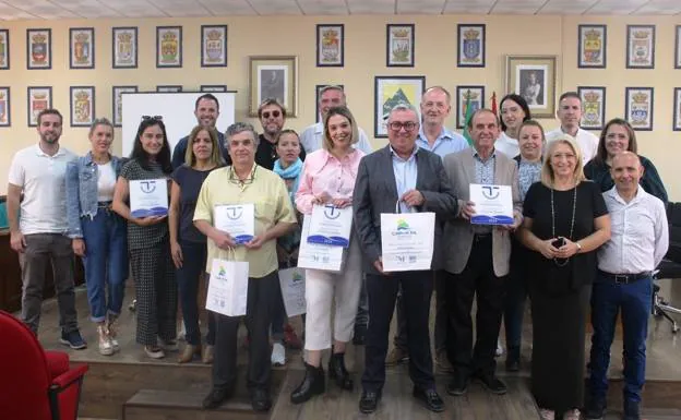 Recipients of the certificates during Tuesday's presentation /SUR