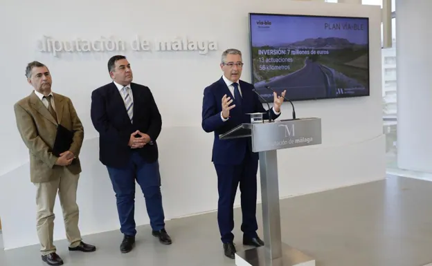 Francisco Salado (right) with Javier Quero and Manuel Piniella during the presentation. 