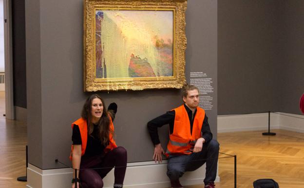 Protesters throw mashed potato over a Monet painting. /SUR