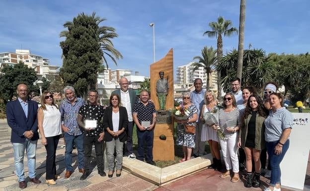 Axarquía seaside town remembers local hero with a sculpture on its promenade