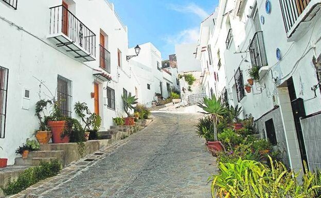 Salobreña's old town is a protected historical site made up of steep, narrow streets /javier martín