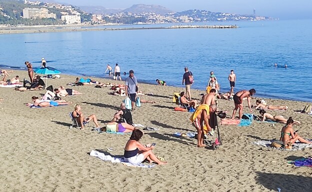 La Malagueta beach in the city, full of bathers on 1 November. /MORENO