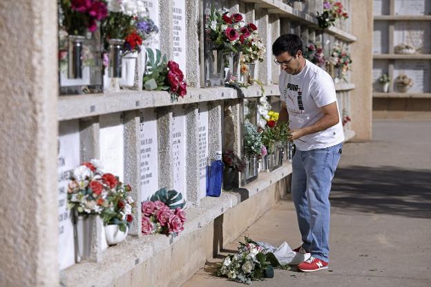 Malaga's San Gabriel cemetery was adorned with colourful floral arrangements on Tuesday. / MIGUE FERNÁNDEZ