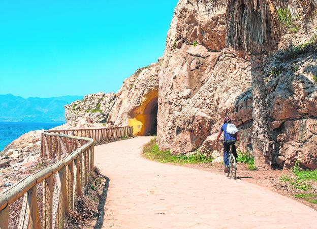 One of the favourite paths among cyclists near La Cala del Moral, east of Malaga city.. / SUR