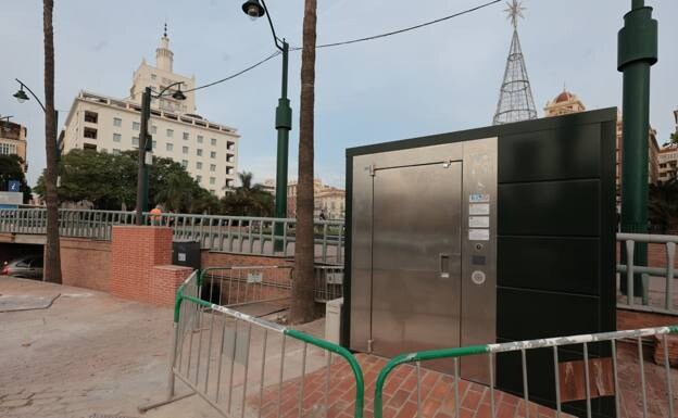 The first new public toilet has been installed in the Plaza de la Marina. /salvador salas