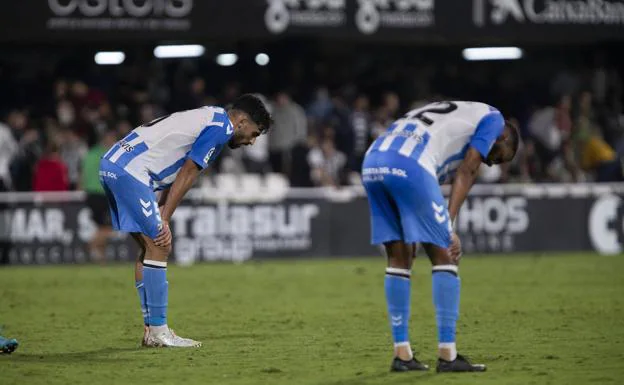 Dejected Malaga CF players after the defefat to Cartatgena. 