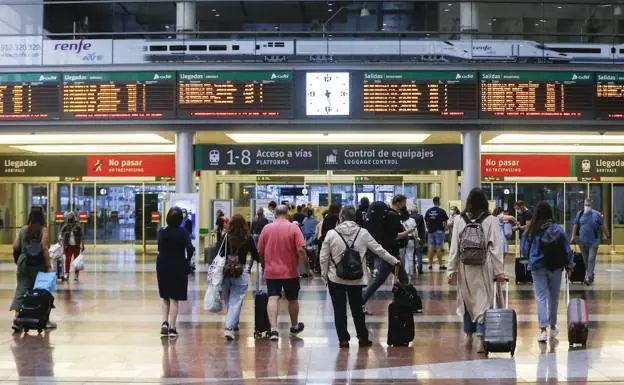 Passengers at Malaga's María Zambrano station. /ñito salas
