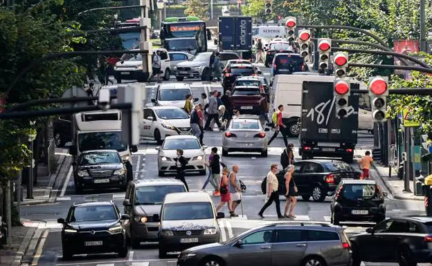 Tráfico en una calle de Bilbao.  imagen de archivo 