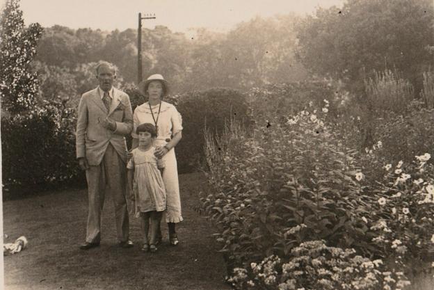 Brenan and Woolsey with Miranda Helen Brenan, 1936. / Above, the lock of Woolsey's hair and the poem./ ©AEGB, HEREDEROS DE LYNDA NICHOLSON