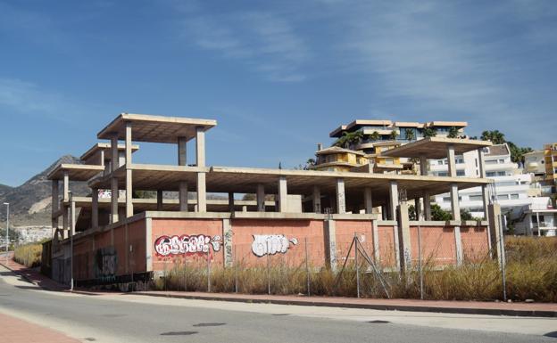 The shell of a development which was never completed in the Torrequebrada area of Benalmádena Costa. /MARINA RIVAS