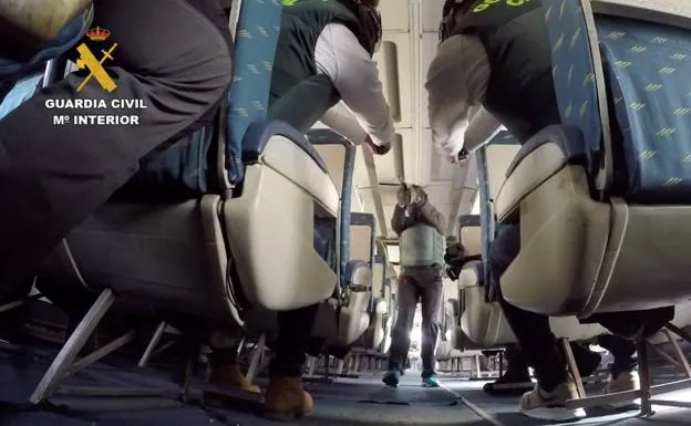 Air marshals are trained on how to shoot inside a plane. /guardia civil