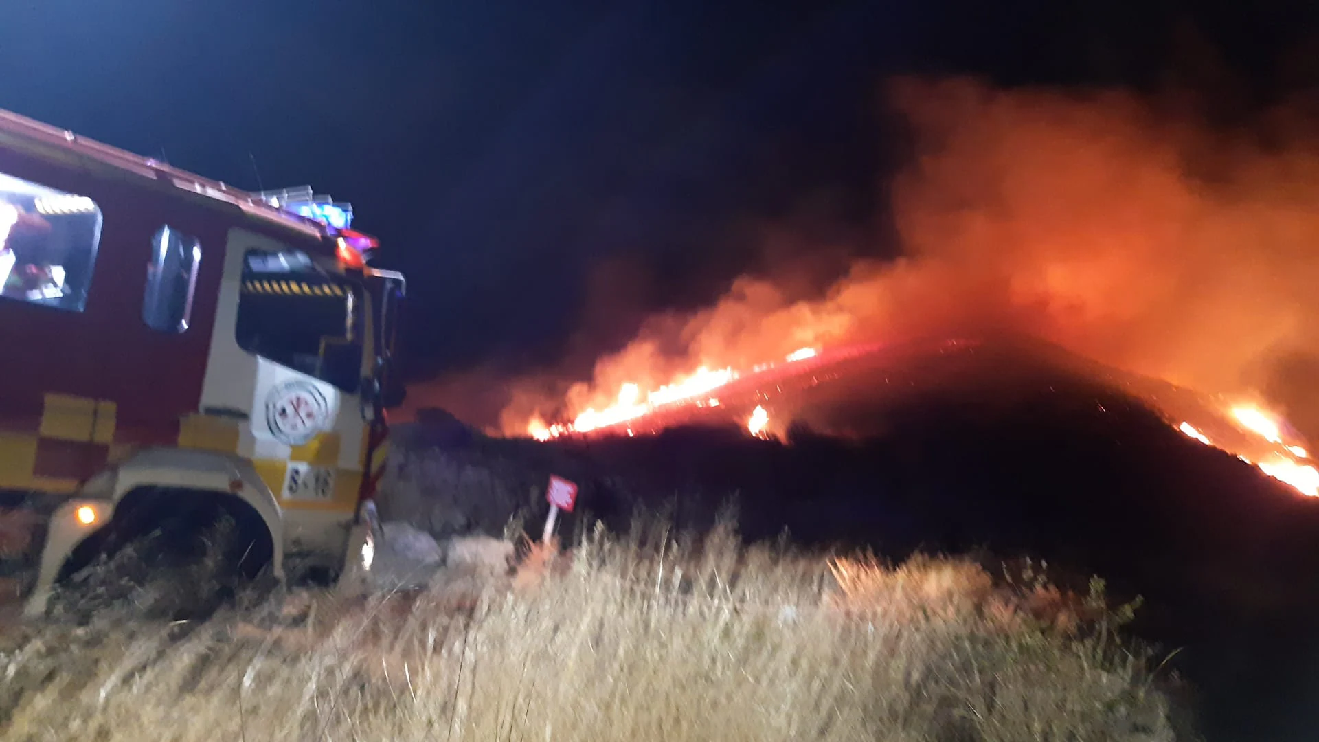 Watch as firefighters continue efforts to control Benahavís wildfire