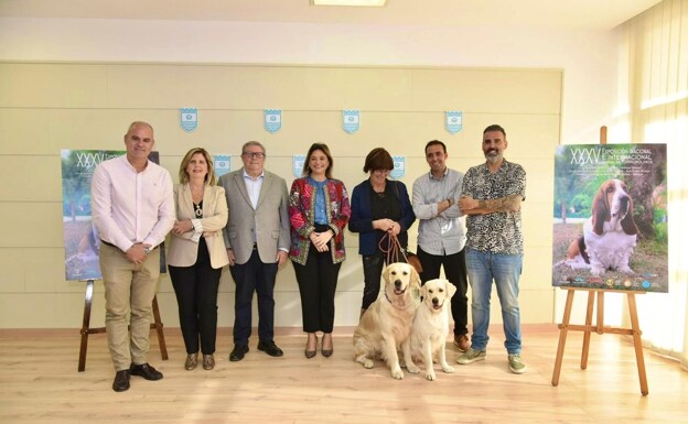 Margarita del Cid (C) announces the Expocan canine exhibition. 