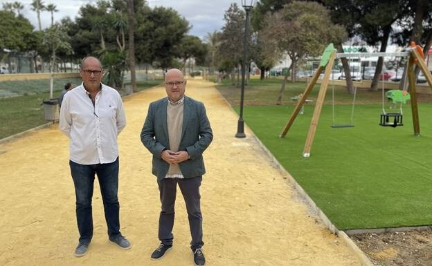 Councillors Antonio Ariza and Jesús Pérez Atencia at the opening of the two new park areas on Tuesday /SUR