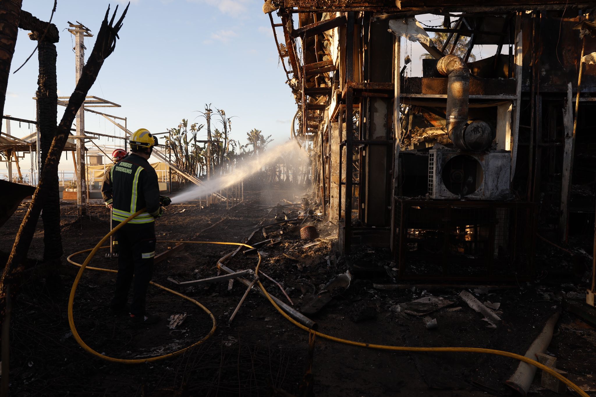 Well-known Costa del Sol beach club totally gutted following early-morning blaze