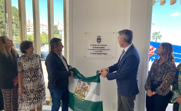 The councillor for Culture and the Mayor of Benalmádena inaugurate the new centre. /SUR