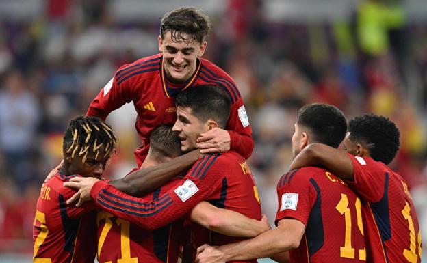 Spain players celebrate scoring their seventh goal in their 7-0 win over Costa Rica. /AFP