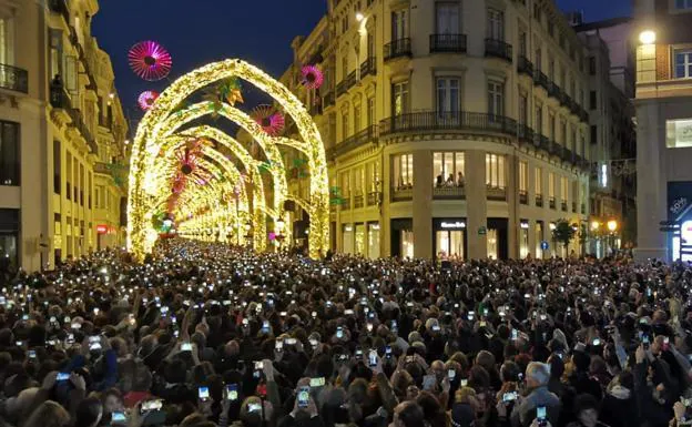 La famosa Calle Larios de Málaga se iluminará con un nuevo espectáculo de luces a partir del sábado 26 de noviembre.  imagen de archivo