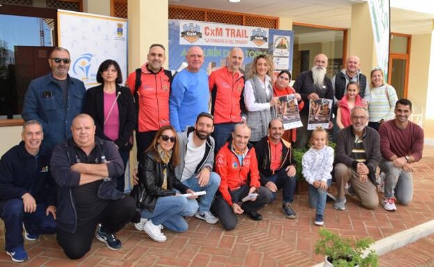 Members of the Club Alpino Jarapalos announce the next CxM mountain race. 