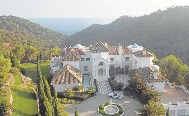 This luxury mansion in La Zagaleta became a villa in California's Malibu. /NETFLIX
