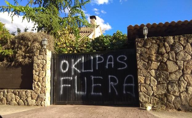 Squatters out (okupas fuera) daubed on a property gate, 