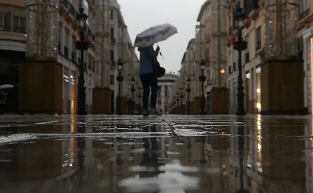 Calle Larios, deserted during the brief spell of rain last week in Malaga. /SALVADOR SALAS