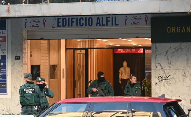 Guardia Civil outside Marbella´s Alfil building while officers search a lawyers' office. /JOSELE