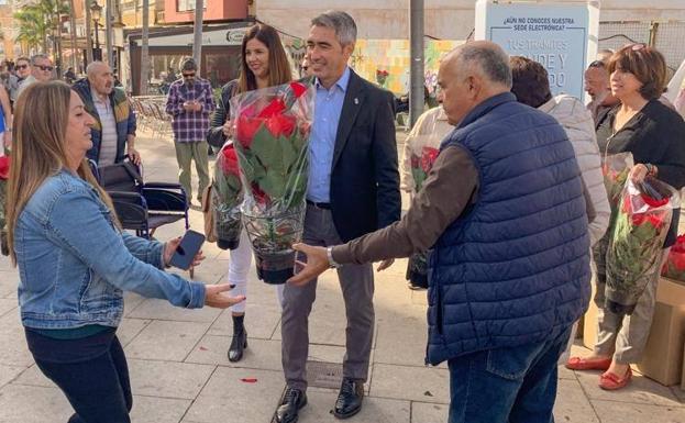 Benalmádena mayor takes to the streets to hand out free Christmas plants