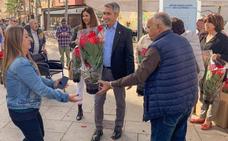 Benalmádena mayor takes to the streets to hand out free Christmas plants