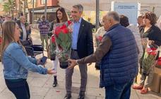 Benalmádena Mayor takes to the streets to hand out free Christmas plants