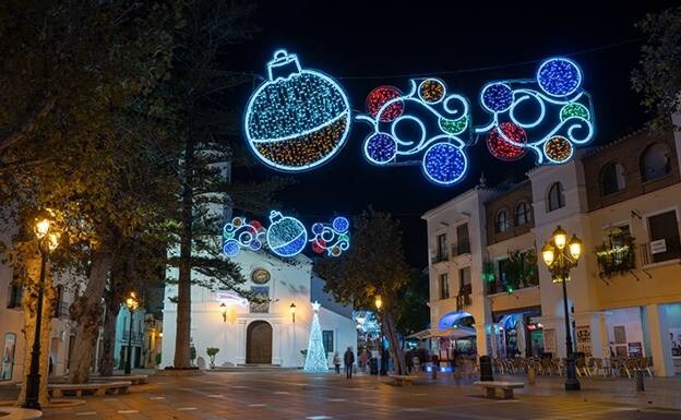 File photo of Christmas lights on Nerja's Balcón de Europa /e. cabezas