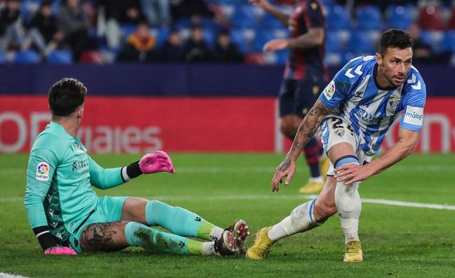 Rubén Castro scores for Malaga before the goal was ruled out by the VAR./AGENCIA LOF