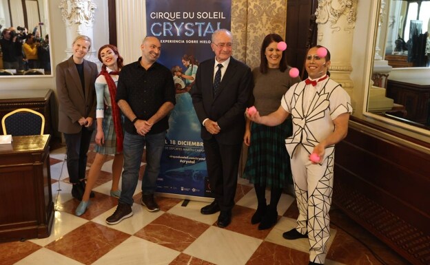 Mayor and councillor with artists and the artistic director of 'Crystal'./HUGO CORTÉS