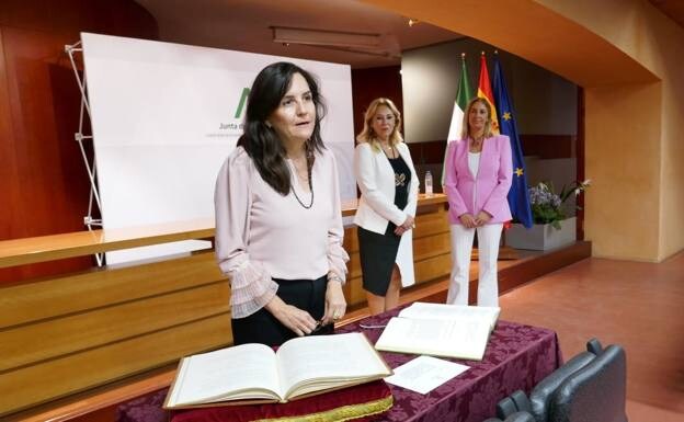 Esperanza Nieto, being sworn in to her post at the Junta de Andalucía. /sur