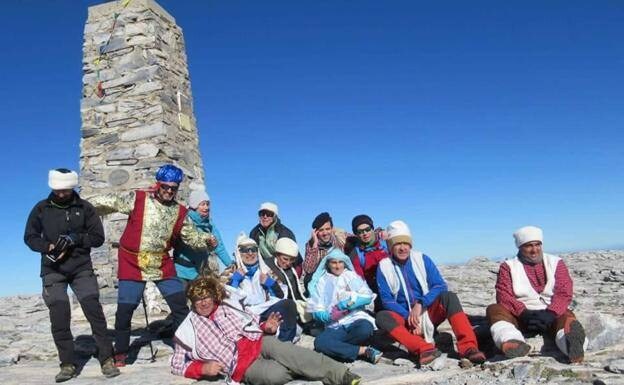 The group at the top of La Maroma last year /SUR