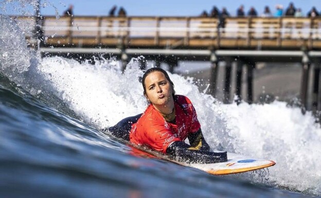Sarah Almagro, competing in the ISA World Para Surfing Championships.