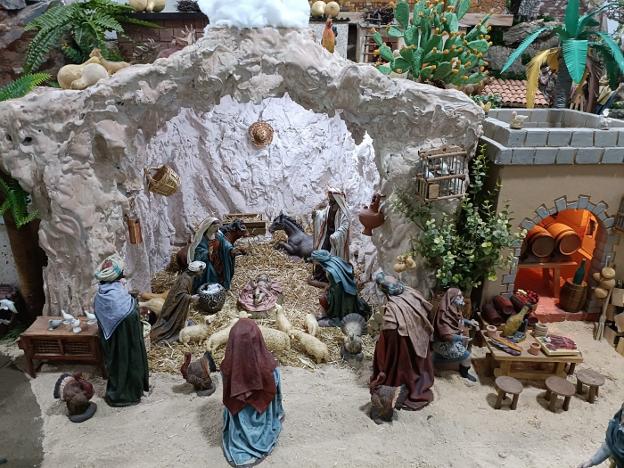 Part of the scene set up by an association of Belén enthusiasts in Almuñécar. Below, a scene from the real-life nativity in Malaga. 