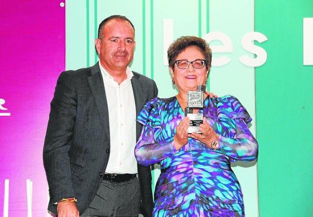 Diario SUR Editor-in-Chief Manuel Castillo with award-winner Purificación Molina. 
