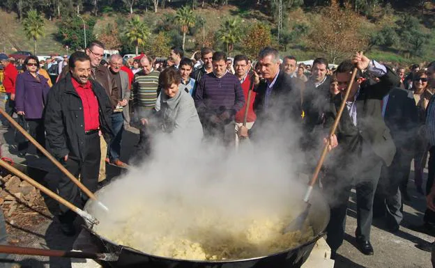A giant pan of migas being prepaperd at a previous festival. /SUR