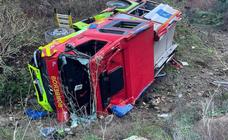Three firefighters injured after fire engine plunges 25 metres down embankment in Totalán