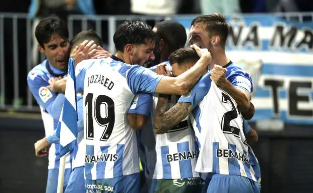 Malaga players celebrate the goal that was enough to win the game./NAVALPHOTO
