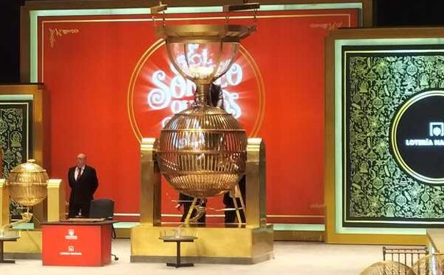 Watch live: Spain's Christmas lottery draw gets under way, with the Gordo going to 05490 and the second prize to 04074