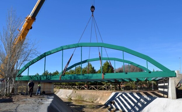 The installation of the new bridge. /SUR