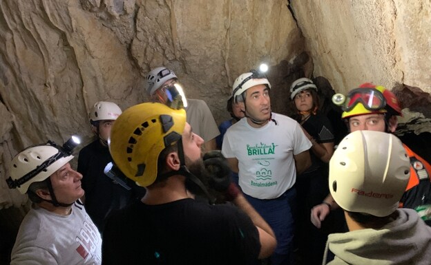 The mayor views the cave paintings in the Cuerva del Toro. 