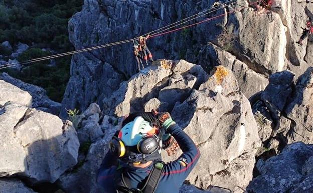 Watch as firefighters rescue woman trapped on zip line in Serranía de Ronda