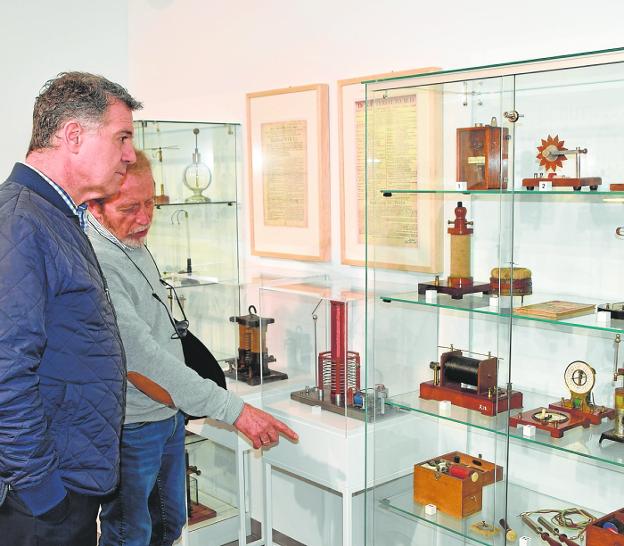 Historical scientific instruments on display at Museo Andaluz de la Educación