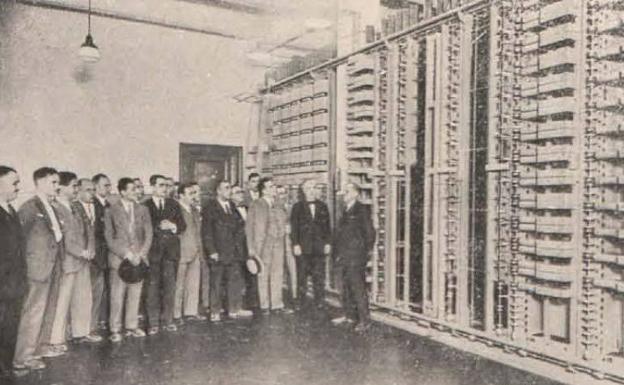 The opening of an automatic telephone exchange in Murcia in 1929. 